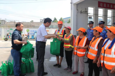 夏日送清涼，情系環衛工——唐進開展夏季“送清涼”慰問活動